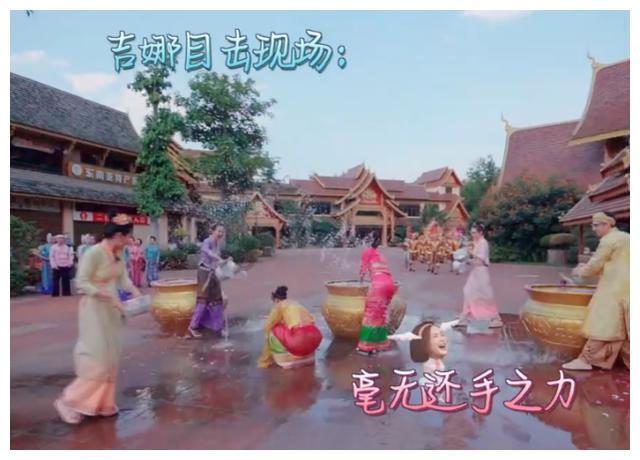 1.7米大狗监督主人做饭，网友看后笑喷了：你老婆真贤慧！